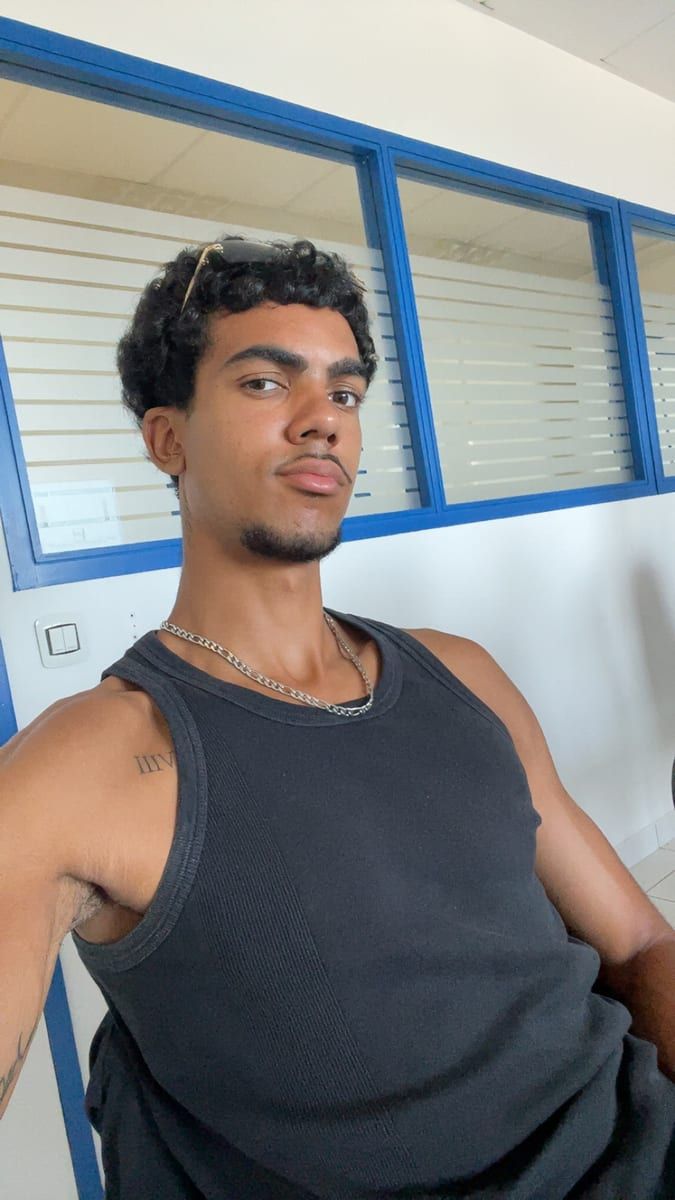 Hussein - Gay mec à Zwillikon Profil de Hussein, 27 ans, Gay mec à Zwillikon (Zurich)